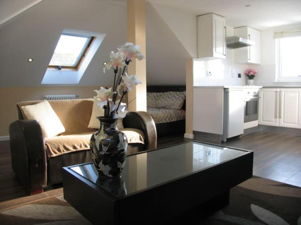 Modern Cosy Private Studio, Wifi, Ip-Tv, Must See Romford Exterior photo